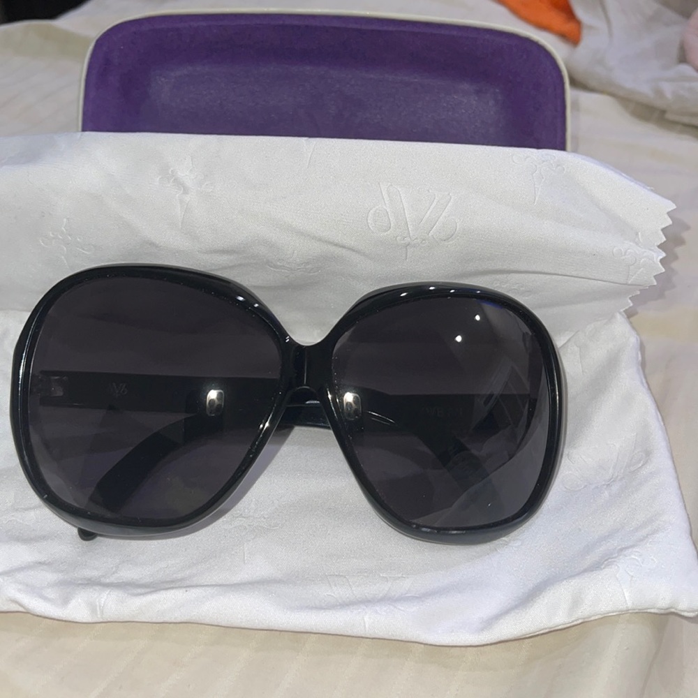 Victoria Beckham black glasses - Picture 2 of 6